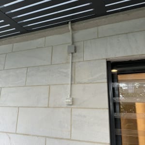 כבל חשמל וקופסת חיבורים על קיר חיצוני