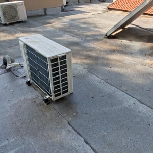 גג עם יחידת מיזוג אוויר וסדקים באיטום