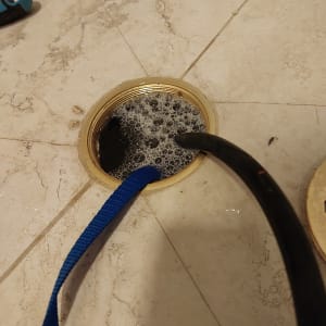 צינור שחור וחבל כחול בבדיקה לנזילות