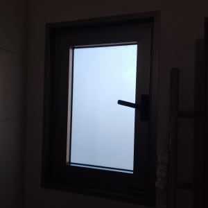 חלון עם ידית פתיחה בצד ימין