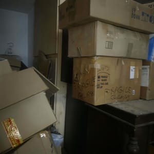 קופסאות קרטון לערימה, חלקן מסומנות כשבירות.