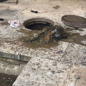 פתיחת סתימה קשה בבור ביוב והוצאת גוש מגבונים ופסולת