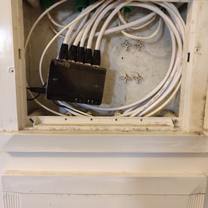 קופסת תקשורת עם כבלים ומפצל רשת