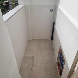 חדר עם אריחים חדשים וצנרת חשופה