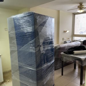 רהיטים עטופים בניילון למעבר דירה