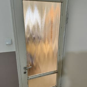 דלת עם זכוכית מט מעוצבת במרקם גלי