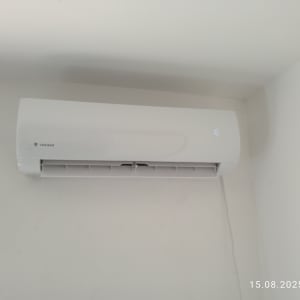 מזגן מותקן על קיר לבן בחדר