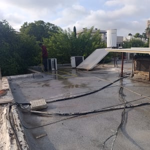 איש מקצוע שוטף גג שטוח המצופה ביריעות ביטומניות