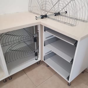 ארונות מטבח פתוחים עם מדפים ריקים לניקוי