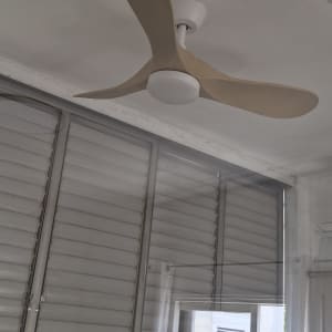 מאוורר תקרה מותקן בחדר עם חלונות