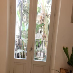 דלת אלומיניום עם ידית מתכת וחלונות זכוכית