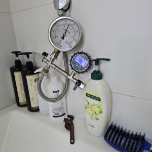 מד לחץ מים וכלים סניטריים בחדר אמבטיה