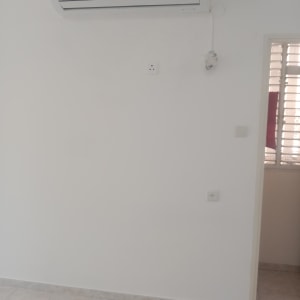 קיר לבן עם מזגן מותקן בחדר ריק