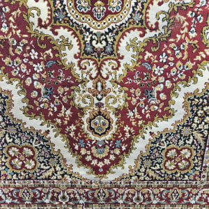 שטיח פרסי עם דוגמאות פרחים צבעוניות