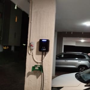 עמדת טעינה לרכב חשמלי מחוברת לעמוד