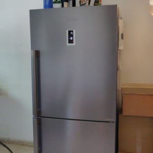 מקרר עם קופסאות קרטון בצד