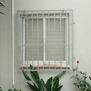 חלון עם סורגים מתכתיים ודוגמת לבבות
