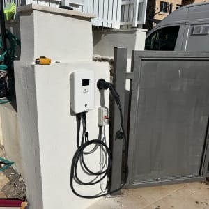 מטען חשמלי מותקן על קיר חיצוני עם כבלים