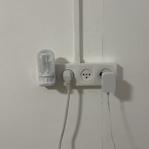 שקע חשמל עם תקע ומנורת לילה מחוברת