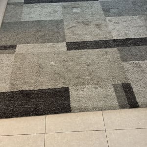 שטיח על רצפה עם כיסאות מתקפלים וציוד כושר