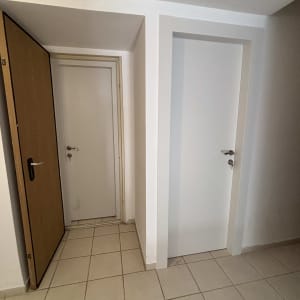 שתי דלתות לבנות עם ידיות מתכת