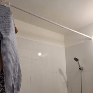 מקלחת עם מוט תלייה ומקלחת יד