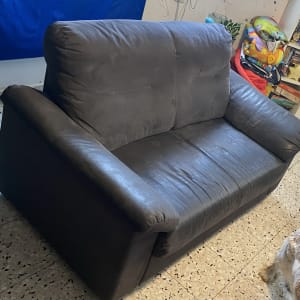 ספה כהה עם כתמים על הריפוד