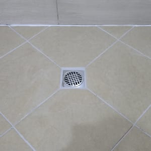 ריצוף קרמיקה עם ניקוז במקלחת