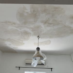 תיקוני צבע על תקרת גבס עם כתמים