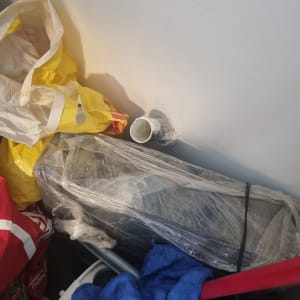 צינור מים מותקן בקיר עם שקיות וציוד מסביב