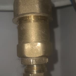 חיבור צינור מתכת כחלק ממערכת חימום מים