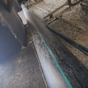 צינור ומבנה בטון בתהליך עבודה