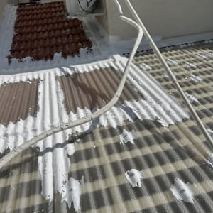 גג עם חומרי איטום לבנים וצינורות