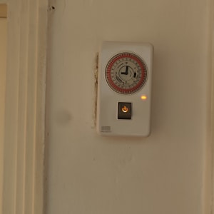 שעון טיימר חשמלי עם כפתור הפעלה מואר