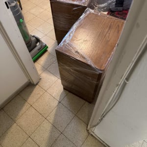 רהיטים עטופים בניילון מוכנים להובלה