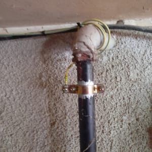 צינור עם חיבור חשמלי וחוטי הארקה צהובים