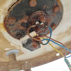 חיבורים חשמליים חלודים עם חוטים צבעוניים