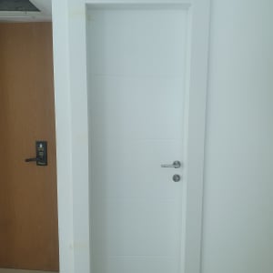 דלת לבנה עם ידית מתכת כסופה