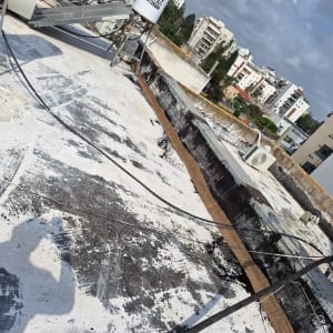 גג עם יריעות איטום וחומרי איטום שחורים