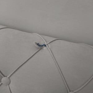 תמונה של ריפוד עם כפתורים ותפרים