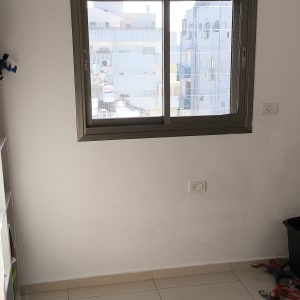 חלון אלומיניום בחדר עם צעצועים על הרצפה