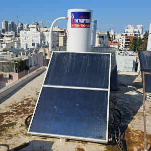 דוד שמש עם קולטים על גג בניין