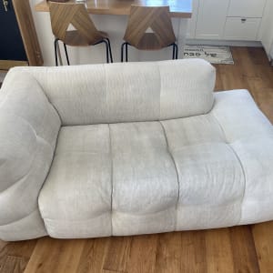 ספה בהירה על רצפת עץ במטבח ביתי