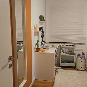 חדר עבודה עם שולחן, כיסא ומדפים