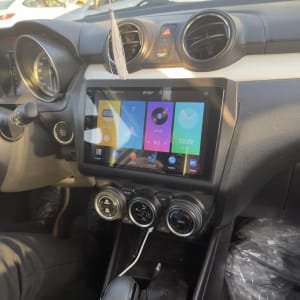 מערכת מולטימדיה ברכב עם מסך מגע ותצוגת אפליקציות