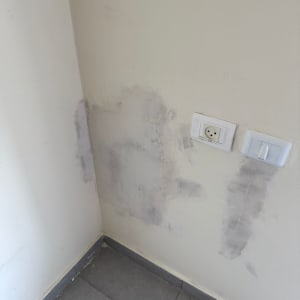 תיקון קיר עם שקעי חשמל גלויים