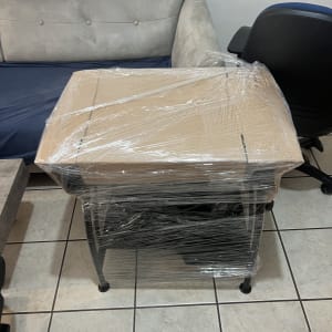 רהיט עטוף בניילון מוכן להובלה