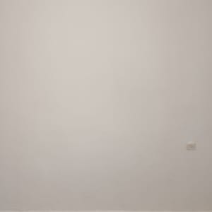 קיר לבן עם שקע חשמל