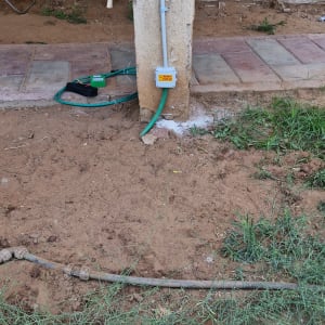 תיבת חשמל עם כבלים על עמוד בטון