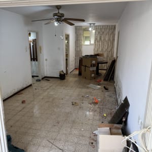 חדר עם קופסאות קרטון וכלי עבודה על הרצפה